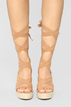 Load image into Gallery viewer, Easy Going Wedge - Chestnut